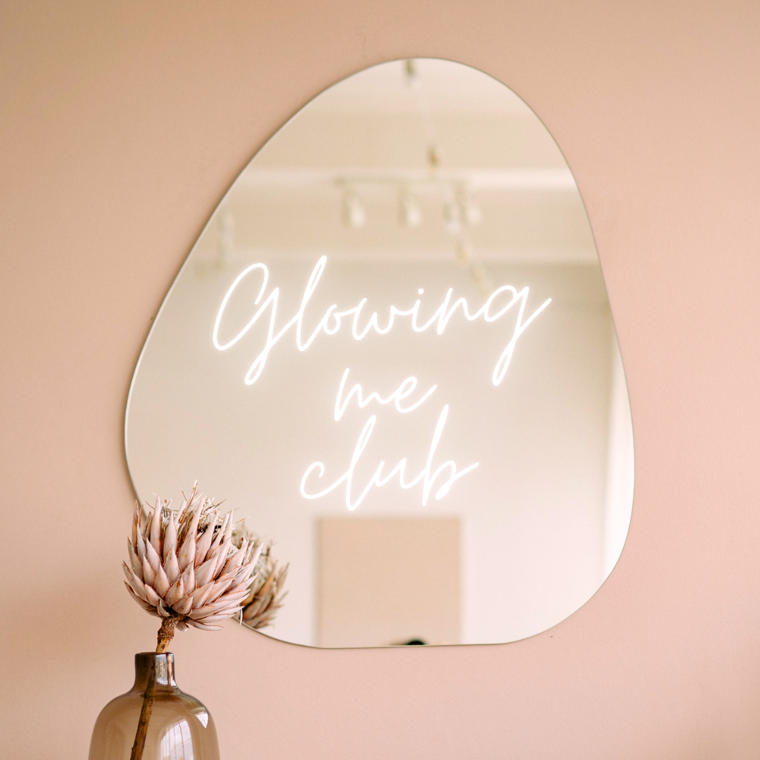 GLOWING ME CLUB